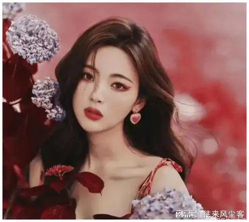 杨超越晒近照万种风情,中学没毕业,为什么却星光璀璨
