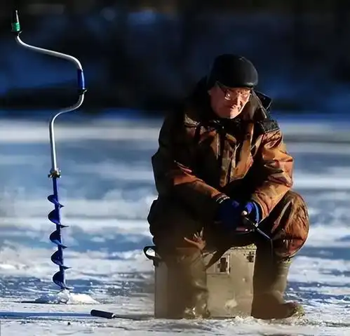 西伯利亚人如何在冬季钓鱼零下40,鱼出水瞬间冻成冰块
