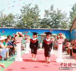 河南留守萌娃毕业典礼跪谢爷爷奶奶家长感动落泪
