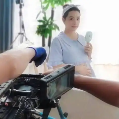 刘璇怀二胎仍坚持工作,四肢纤瘦少女感十足,手托孕肚满满母爱
