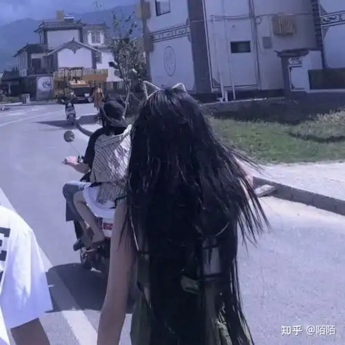 精选不露脸不明显情侣头像超级适合学生党哦
