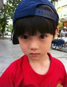 这个小孩很萌吧长大肯定会很帅
