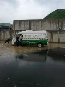 郑州铁路桥下严重积水多辆汽车经过时被淹熄火
