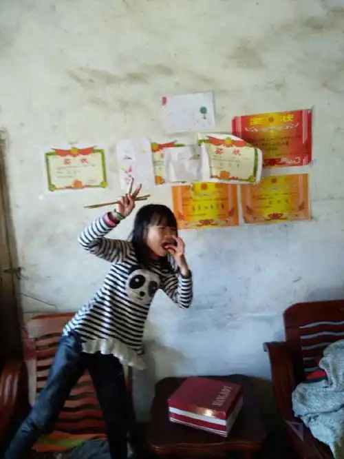 农村大哥孩子期末考拿到三好学生,爷爷答应过年给10块钱压岁钱
