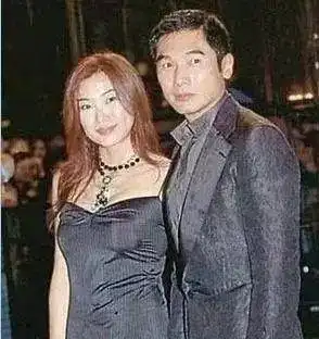 扒一扒颜值逆天的男星们却娶了丑妻,真爱啊
