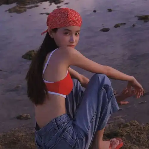 头像你爱她连她今天开不开心都不知道爱你妈呢
