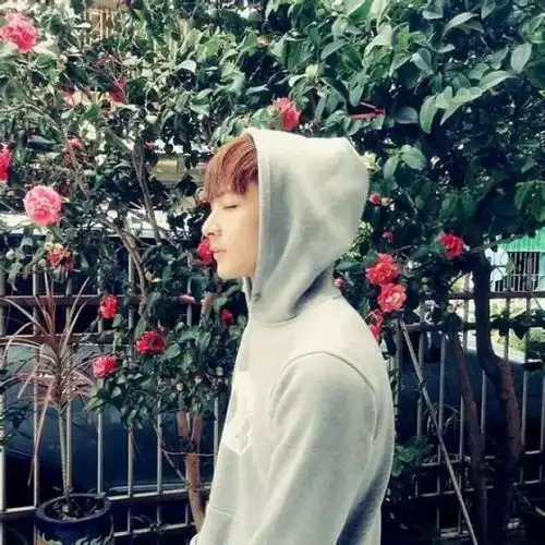 00后女生被赞穿校服最好看的校花
