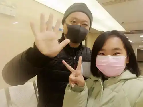 我希望爸爸活下来12岁女孩说完,米粒粗针头插进腰网友哭了
