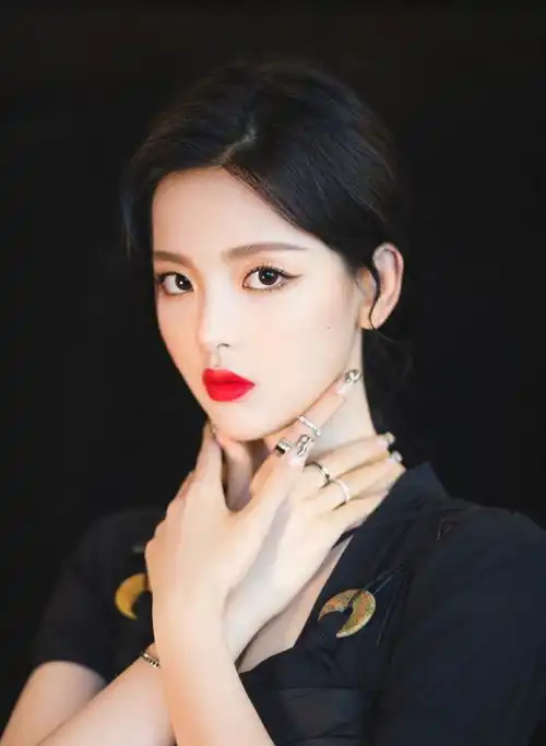 杨超越自信起来气场好强,穿黑色礼服化身暗夜女王,漫画腿吸睛
