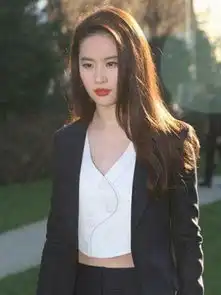 80后女明星装上正装,各个光鲜靓丽,赵丽颖美,她却气场十足
