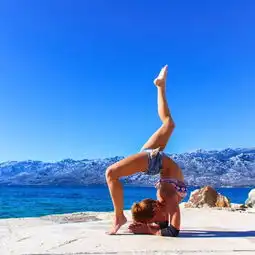 这位会开飞机的瑜伽美女,是飞行员里的性感旅行家
