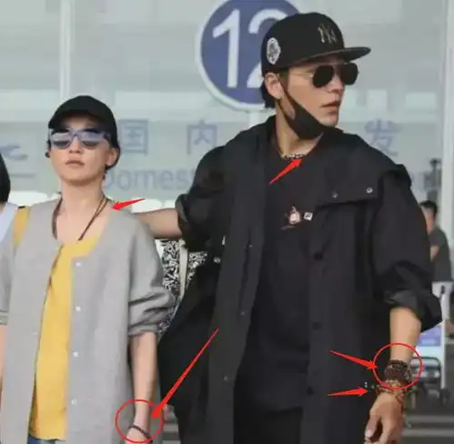 周迅陈坤被曝领证后现身,揽肩走机场戴情侣串珠,腹部隆起引热议
