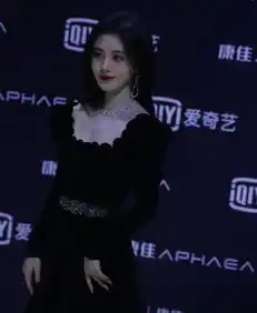 鞠婧祎红毯吊打欧阳娜娜倪妮4000年美女港风贵族千金大小姐真绝
