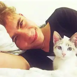 求一对情侣头像外国人男生抱猫女生抱狗
