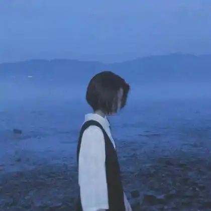 伤感女生头像伤心难过,患得患失不如洒脱离开
