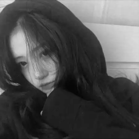 微信黑白女生颓废伤感头像,浪漫和极端都还给你
