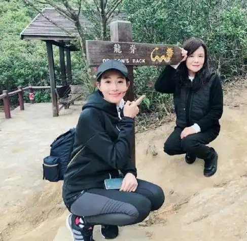 张钧甯晒与母亲旅行照,看过其母亲后才知道张钧甯为什么这么美了
