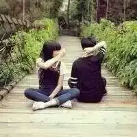 找个女生背影的qq头像,要情侣的,火车轨道上
