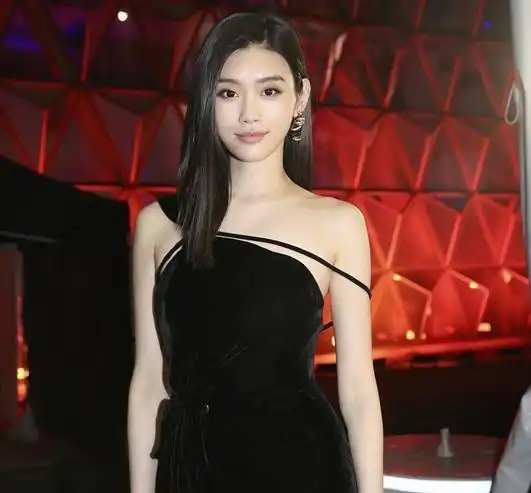 频繁参加综艺的奚梦瑶又招黑了摔进娱乐圈的她,路人缘还有救么
