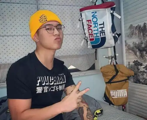 组图白净帅气的纹身小奶狗,179的身高,却有着男模般的身材
