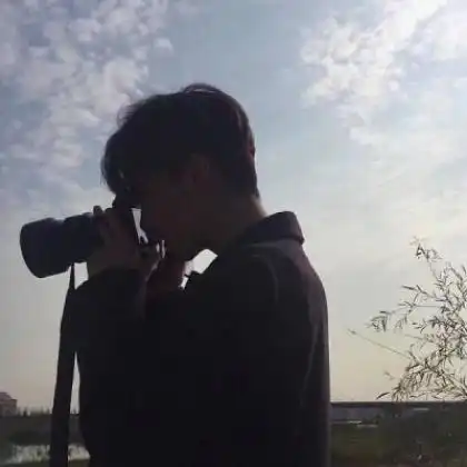 2019高清超拽帅气男生头像,吸烟的样子有点拽
