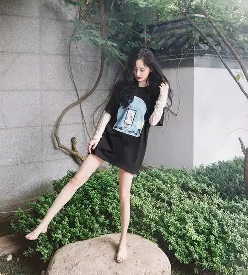 赵文卓大女儿归国,14岁穿及臀裤走轻熟风,这身材比例太完美
