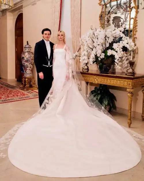 贝克汉姆长子结婚,儿媳拒穿贝嫂品牌婚纱,一身白色婚纱优雅亮相
