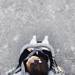 怎么给不到一周岁还不会自己站的小宝宝拍照
