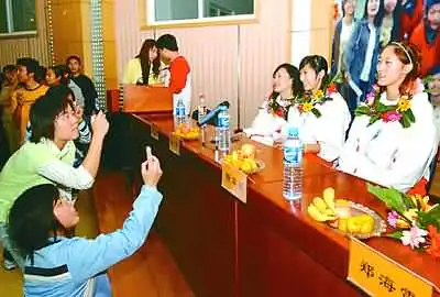 如火热情烤晕女篮姑娘
