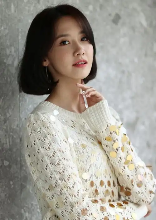 32岁沈梦辰少女感满满,裤脚塞进袜子中,却意外显得腿很长
