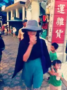 组图张柏芝携二子出游兄弟装好有爱
