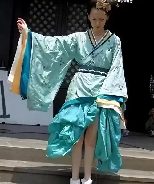 演员休息时都在干嘛曹操抽烟看剧本,唐僧带徒弟飙车
