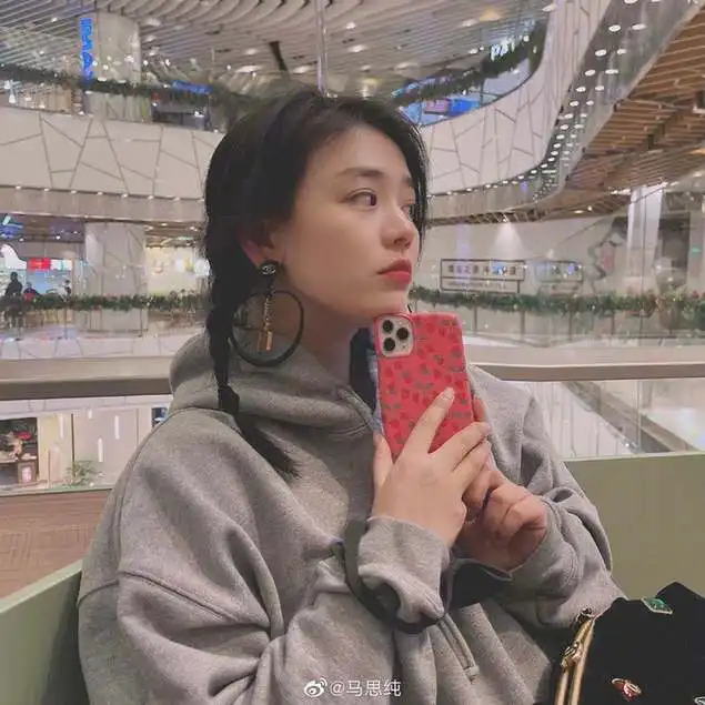 马思纯张哲轩电梯相拥捧脸吻宠溺感爆棚太甜了
