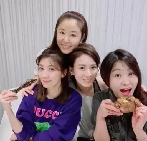 林心如与好友聚餐,贾静雯素颜亮相,卸妆后闺蜜拍照太抢镜
