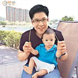 霍启刚首过父亲节微博头像换爱子萌态合影照
