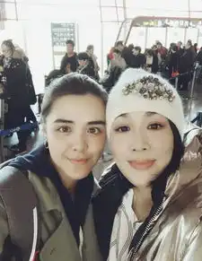 钟丽缇大女儿晒合照,穿鱼尾裙前凸后翘,身材火爆不亚于妈妈
