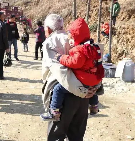 房县诗祖故里第一届乡村文化旅游年货节于24日开启现场火爆
