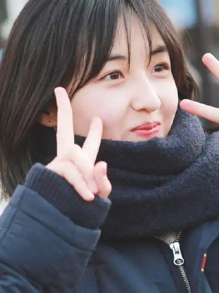 张子枫少年感和少女感满满,将女孩子的柔弱与男孩的英气集于一身
