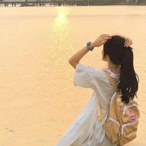 女生头像女孩子背影头像,黑长直还是高马尾呢
