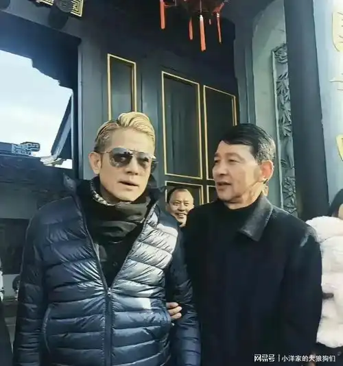 60岁郭富城素颜照满脸褶皱嘴巴凹陷一股老人味胸口长老年斑
