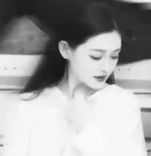 大小s专属化妆师亚丽姐发声,并晒出一组旧照,三人关系亲如姐妹
