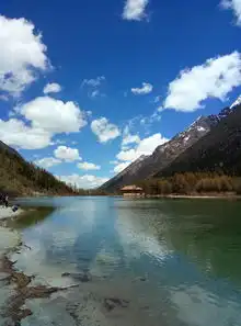 饱览山水如画景,尽赏多彩羊角花毕棚沟体验
