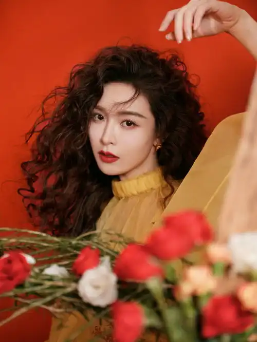 文咏珊港风复古时尚大片羊毛卷搭红唇成熟妩媚
