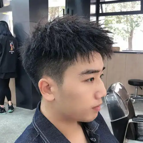 自然随性又显帅的男生发型
