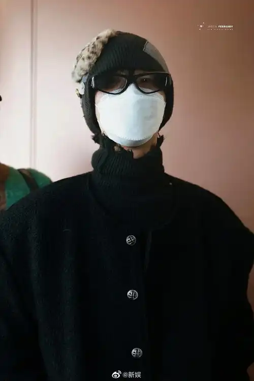 黄明昊1204机场图今天是一只裹得严严实实的小贾
