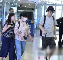 小沈阳一家现身机场,12岁女儿t恤配阔腿裤好漂亮,身高赶超妈妈
