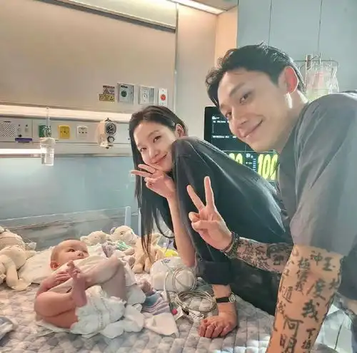 李到晛金高银电影破墓出圈了,流行起了在脸上p字的风潮...

