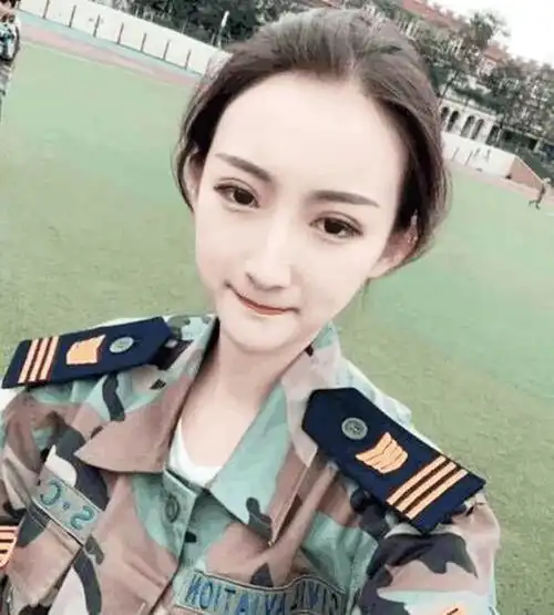 大一军训小学妹走红,皮肤白皙五官精致,网友往下一看太过分了
