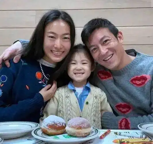 13岁吸大麻19岁入狱,娶华谊前老板娘为妻后,43岁的他成了小老头
