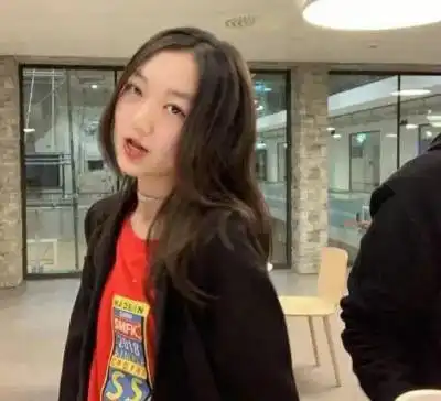 50岁李亚鹏与小19岁女友拍婚纱照,路边向友人大秀戒指,疑再婚
